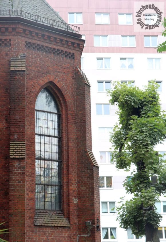 Kirche und Plattenbau